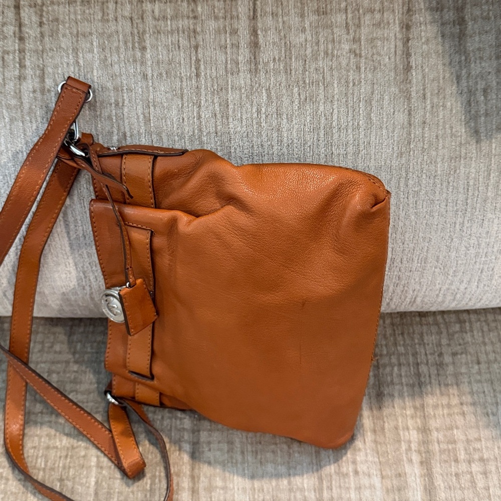 Michael Kors Brown Leather Hamilton pebbledCrossbody Bag in warm brown - Picture 6 of 9